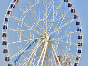 Barranquilla ya está lista para ver funcionar su nuevo atractivo, “Luna del Río”. La noria que cuenta con 65 metros de altura, 44 cabinas climatizadas, con capacidad para 6 personas, permitiendo una vista panorámica de 360° del río Magdalena y toda la ciudad, esta obra entraría al grupo de norias de gran magnitud en Latinoamérica. La operación oficial de la rueda de la fortuna será este sábado 13 de diciembre a las 5:00 de la tarde, en el que se proyecta una dinámica turística y económica para el comercio, la gastronomía y el empleo en el sector del gran Malecón.