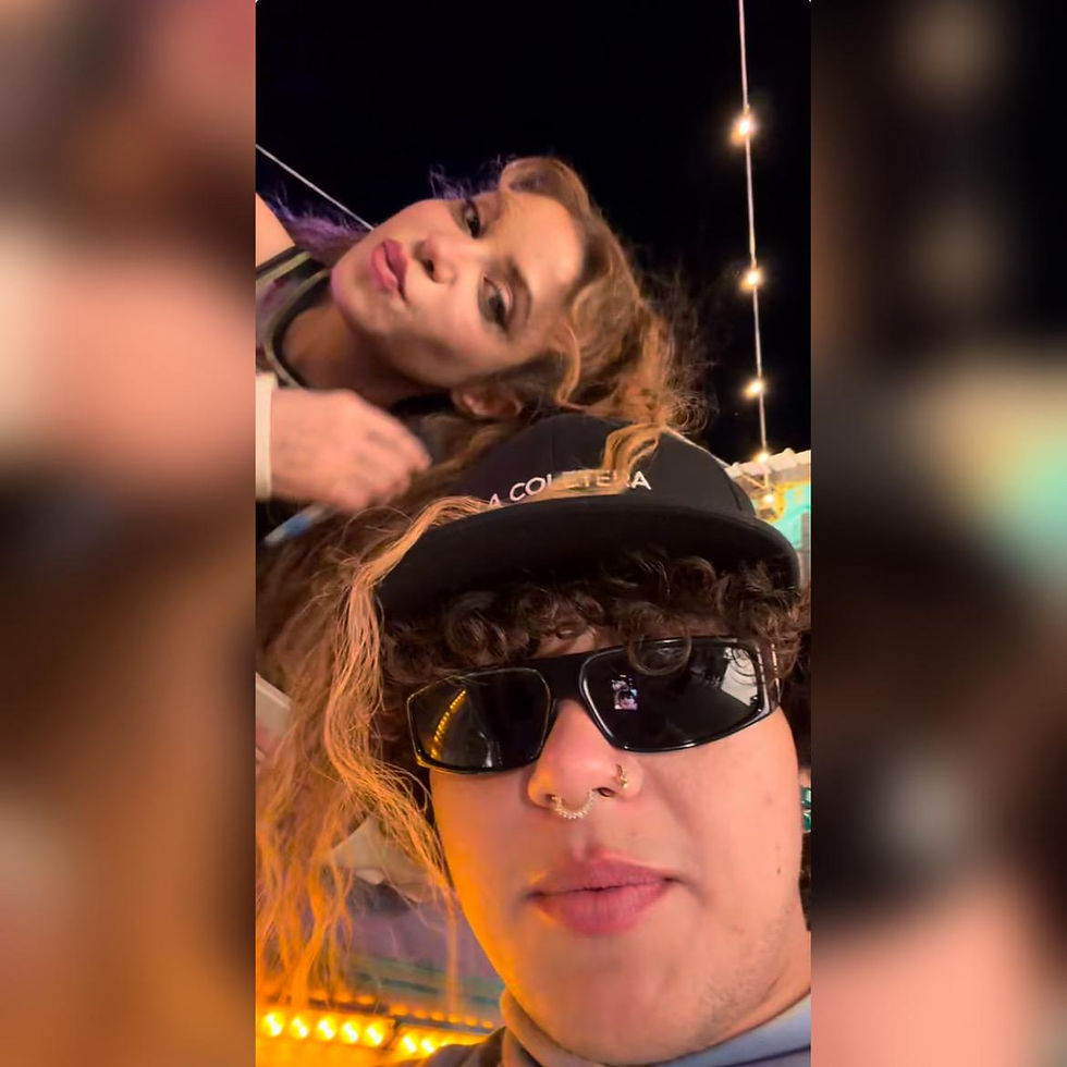 La barranquillera se encuentra en su ciudad natal acompañada por su equipo de trabajo y sus hijos Milan y Sasha. La visita de la artista a parte de reunirse con su familia, es trabajar en la grabación de lo que sería su próximo video musical junto a su coterráneo Beéle.