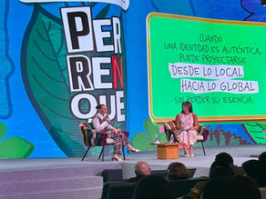 Los días 6 y 7 de mayo, el Gran Salón de Comfamiliar Atlántico, sede Caribe, fue el escenario donde Barranquilla volvió a demostrar que tiene mucho que decirle al mundo del marketing y la comunicación. Empresarios, creativos, agencias, académicos y líderes del sector se dieron cita en la segunda edición de Perrenque Creativo, el congreso que en apenas dos años se ha convertido en el evento de referencia para la industria creativa del Caribe colombiano. El salón se llenó de participantes que no iban a tomarse una foto: iban a aprender, a conectar, a construir. Eso se siente diferente.