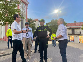 La Alcaldía de Barranquilla ofreció algunas recomendaciones para este fin de semana que se llevará a cabo el Día de las Velitas, buscando garantizar la protección de los ciudadanos. Por medio de la Secretaría de Salud se expuso la alerta amarilla en todos los sistemas hospitalarios con el propósito de las instituciones de salud, como públicas, privadas y mixtas, aseguren la atención inmediata a las personas que resulten afectadas por lesiones con pólvora, intoxicación alimentaria, intoxicación con bebidas adulteradas, entre otras enfermedades que se puedan presentar durante la temporada de fiestas decembrinas.