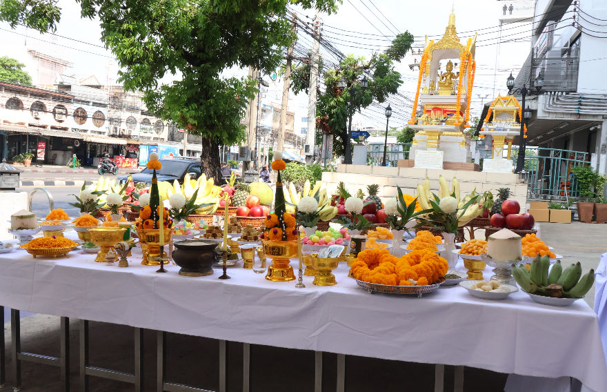 พิธีบวงสรวงศาลพระพรหม และศาลตายายบริเวณด้านหน้าอาคารสำนักงานใหญ่ SST