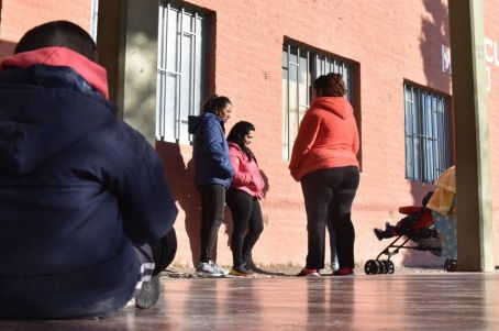 Deprimido porque su novia lo dejó no dicta clases y llora delante de los chicos