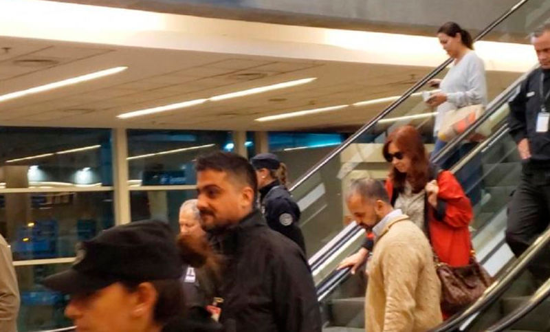 Volvió Cristina tras visitar a su hija en Cuba