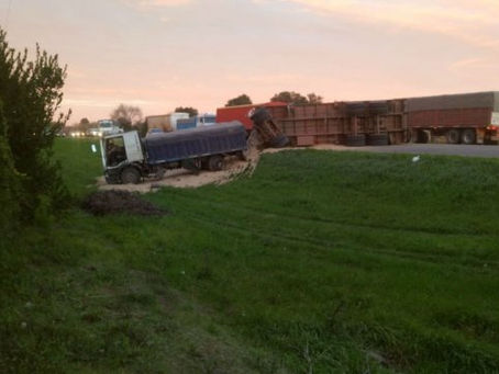 Roldan: un muerto al chocar un camión y un automóvil en la ruta A012