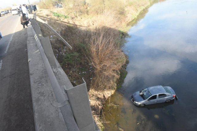 Auto cayó al arroyo Saladillo, sus ocupantes resultaron con heridas leves