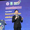 (ชมคลิป) "ยศชนัน" เปิดเวทีมหกรรมงานวิจัยแห่งชาติ 69 ผนึกกำลัง 200 เครือข่าย ลุยเปิดตัวยุทธศาสตร์ “Siam Silica” ยกความสำเร็จมหาอำนาจโลก ประกาศเร่งคลอด 'โครงการชิปแห่งชาติ' ดึงเม็ดเงินต่างชาติร่วมทุน