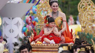 ไอคอนสยามสร้างปรากฏการณ์! คว้า "ชมพู่ อารยา" รับบทบาทนางทุงสะเทวี ควงคู่ "น้องแอบิเกล"
นำขบวนแห่สงกรานต์สุดอลังการริมเจ้าพระยา