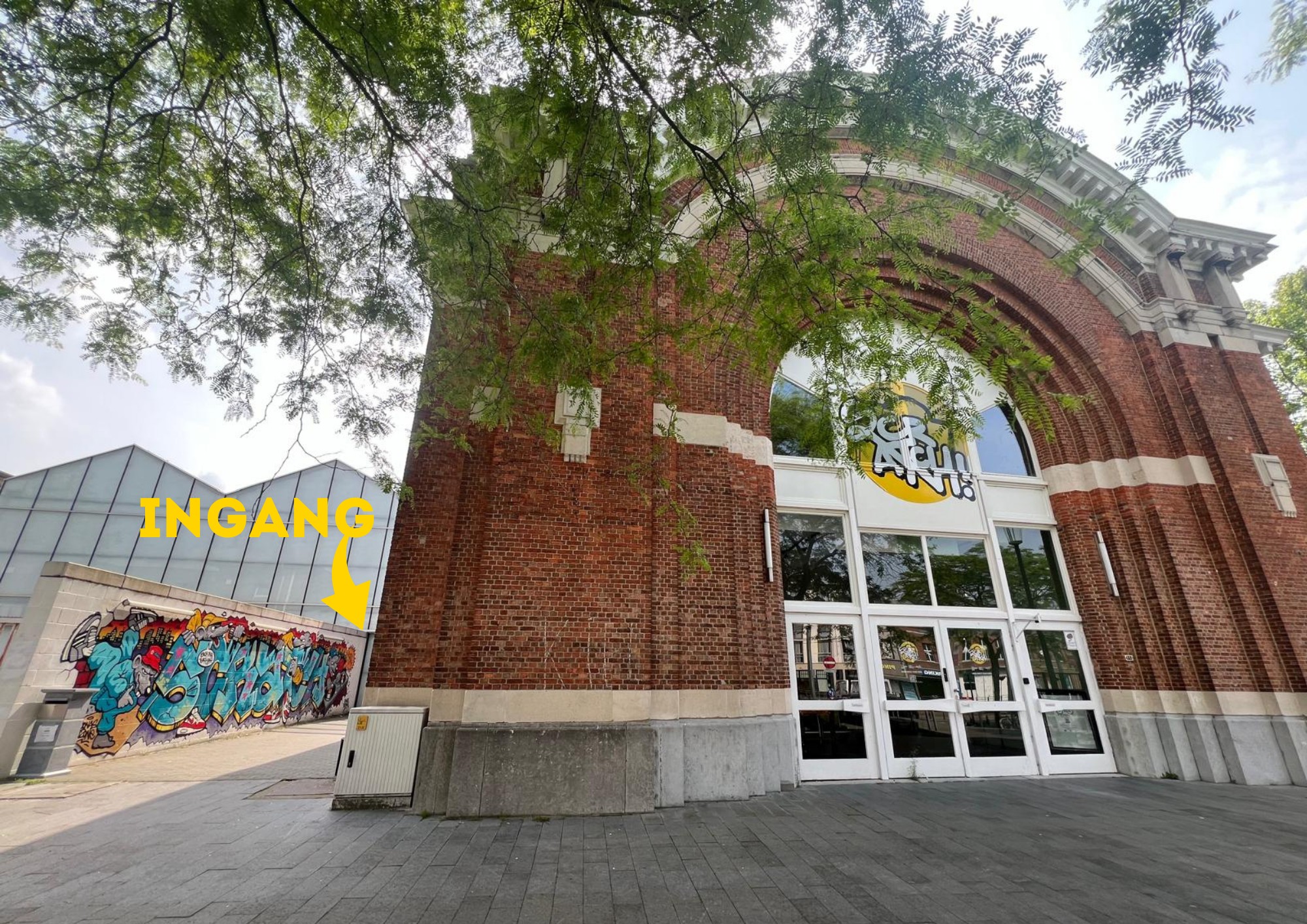 Ingang van Scratch Antwerpen — graffitiwerk