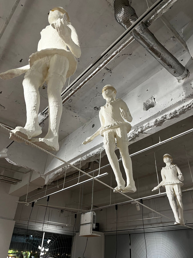 「PANEM ET CIRCENSES」（パンとサーカスを）は2022年栃木県足利市のギャラリーカフェartspace&cafe
での展示。少年少女の目隠しをされたヒトガタがサーカスを演じるインスタレーション。