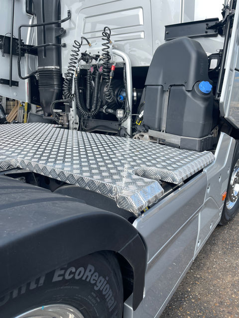 Renault Aluminium chequer catwalk, full chassis