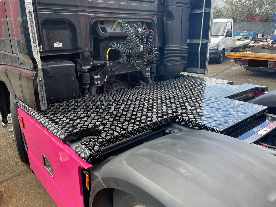 DAF catwalk, chequer plate, aluminium, Black Lacquer