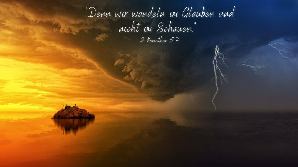 Kleine Insel bei Sonnenuntergang, umgeben von ruhigem Wasser, rechts dunkle Gewitterwolken mit Blitz. Text zitiert 2 Korinther 5:7.