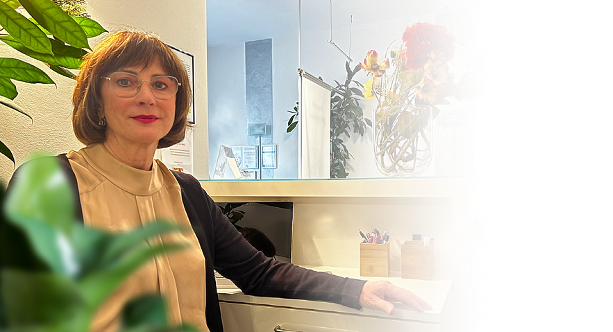 Komposition im Studio mit Baum ohne Zettel.png