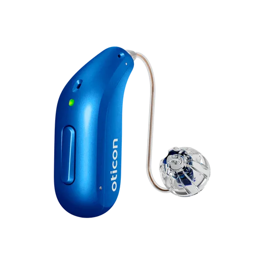 Appareil auditif bleu avec embout transparent, texte "oticon" visible. Conception moderne et élégante. Fond blanc.