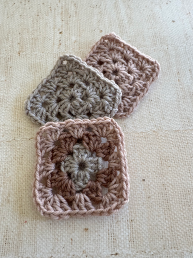 a beginner crochet granny square tutorial