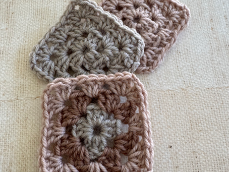 a beginner crochet granny square tutorial