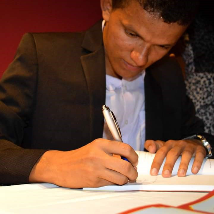 Anobelino Martins no lançamento do seu terceiro livro, ‘Os segredos da infância’ (Foto: Divulgação)