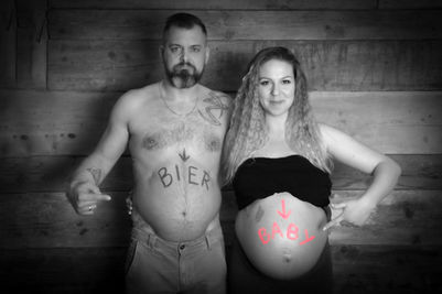 was ist besser? Bier im Bauch oder ein Baby? Schwangerschaft fotografie mit Spaß