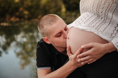 Kuss aufn kugelrunden schönen babybauch