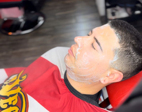 Facial para hombres con productos de limpieza y mascarilla térmica