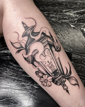 A Neo-Traditional lamp tattoo.