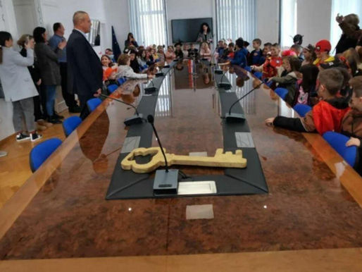 Benkovački gradonačelnik platio stol za vijećnicu platio 20.000 eura: Ne vidim nikakav problem...