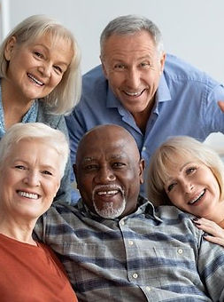 Idosos felizes tirando selfie juntos no interior da casa _ Foto Premium.jpg