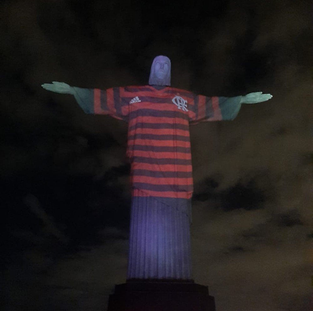 Na Cidade Maravilhosa, Cristo é povo, é raça, é brasileiro, e, por ser brasileiro, nesta data, não pode deixar de ser Flamengo.