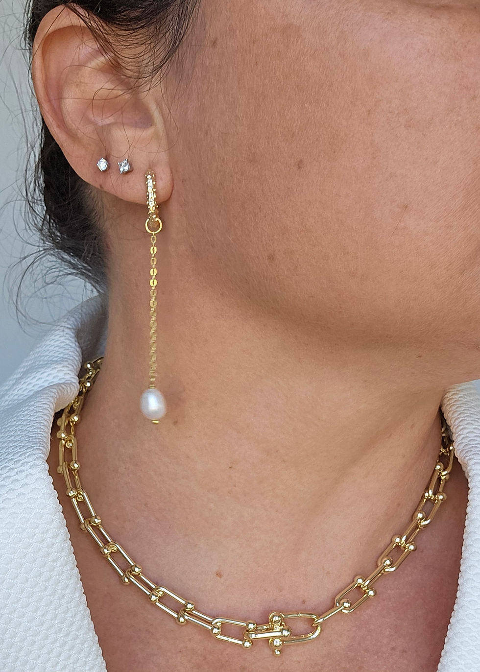 Thumbnail: Gold hoops pearl earrings 