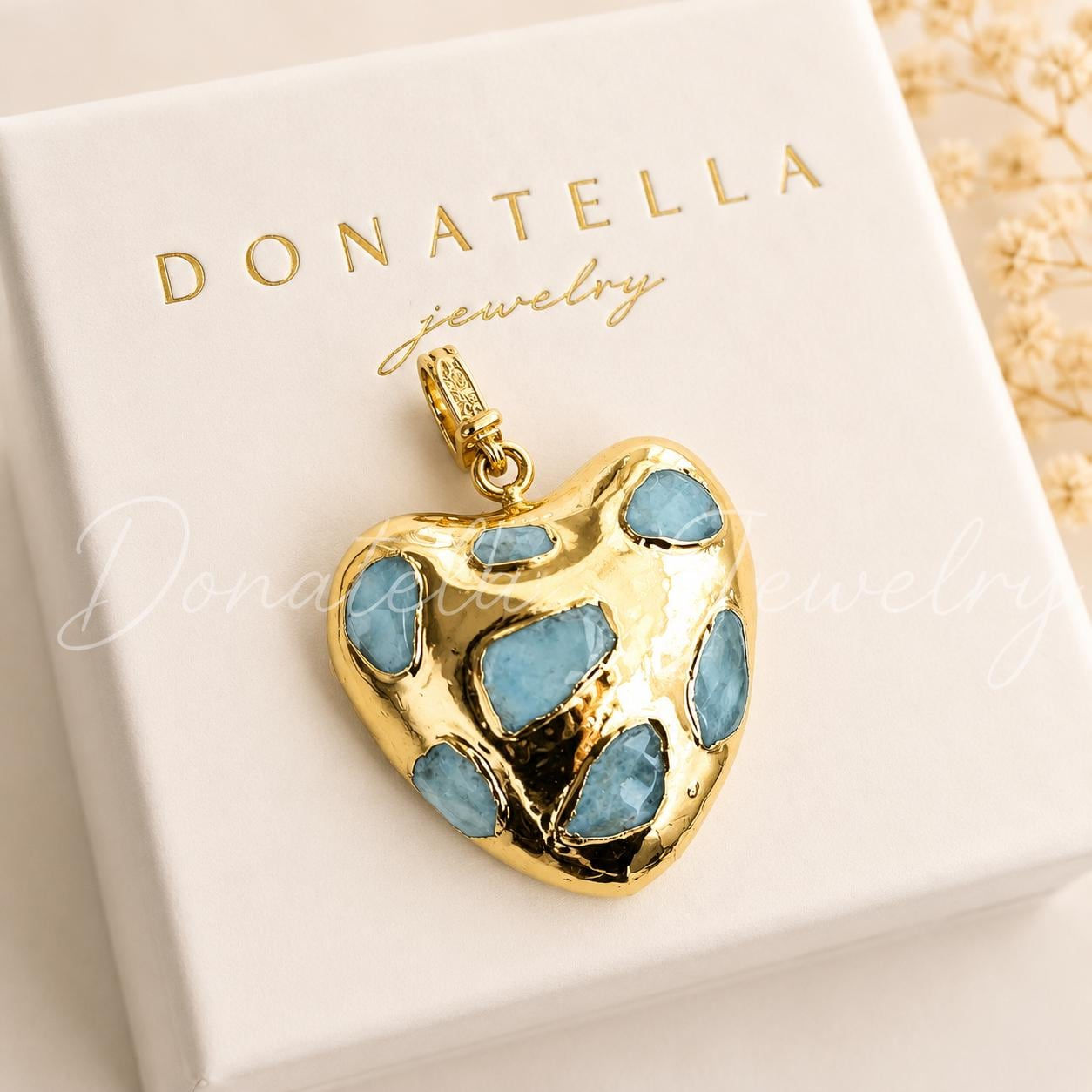 Golden heart clip-on pendant with large chain by Donatella