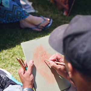 Mark Whippy doing a portrait of an attendee