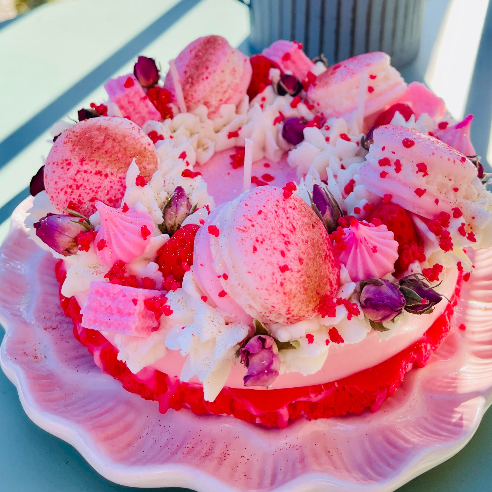 STRAWBERRY MACARON CAKE CANDLE