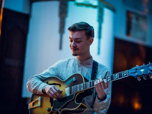 Velkomin heim: Textar í gegnum tónlist!