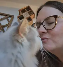 Charlène, comportementaliste félin à Nantes, en interaction douce avec un chat. Travail sur la complicité et l'apaisement de la relation entre l'humain et son chat.