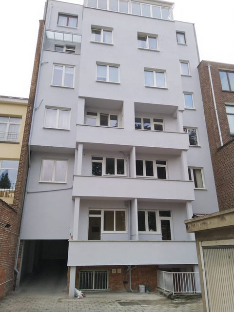 Il existe différents types d'isolants adaptés à divers besoins et budgets. Parmi les plus courants, on retrouve les isolants en laine minérale comme la laine de verre et la laine de roche, réputées pour leur efficacité thermique et leur résistance au feu. Les isolants en polystyrène expansé (EPS) et en polyuréthane (PU) offrent également une bonne isolation thermique et sont souvent utilisés pour les murs et les toitures. Pour ceux qui recherchent des options plus écologiques, les isolants naturels tels que la laine de bois, la ouate de cellulose et le chanvre sont des choix populaires, offrant des performances thermiques comparables tout en étant respectueux de l'environnement. Chaque type d'isolant présente ses propres avantages et inconvénients, et le choix dépendra des spécificités du projet et des préférences individuelles.