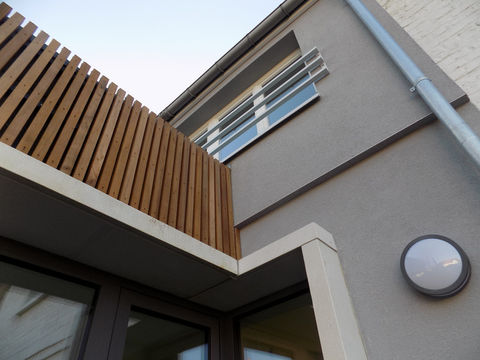 La rénovation écologique de la façade et du toit à Anderlecht, Bruxelles, représente un projet visant à améliorer l'efficacité énergétique et à réduire l'empreinte écologique des bâtiments existants. En utilisant des matériaux durables et des techniques respectueuses de l'environnement, cette initiative cherche à optimiser l'isolation thermique, à favoriser la récupération des eaux de pluie, et à intégrer des solutions pour la gestion efficace des déchets. En plus de contribuer à la préservation de l'environnement, cette rénovation vise également à créer un espace de vie plus confortable et sain pour les occupants, tout en valorisant le patrimoine architectural de la région.