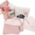 Roze babypakket met essentials voor een nieuwgeboren baby