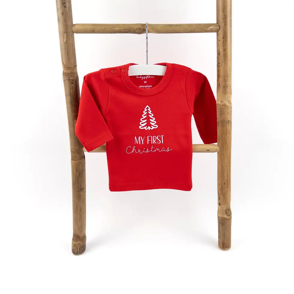 Thumbnail: rode t-shirt voor baby met witte kerstboom en tekst my first christmas
