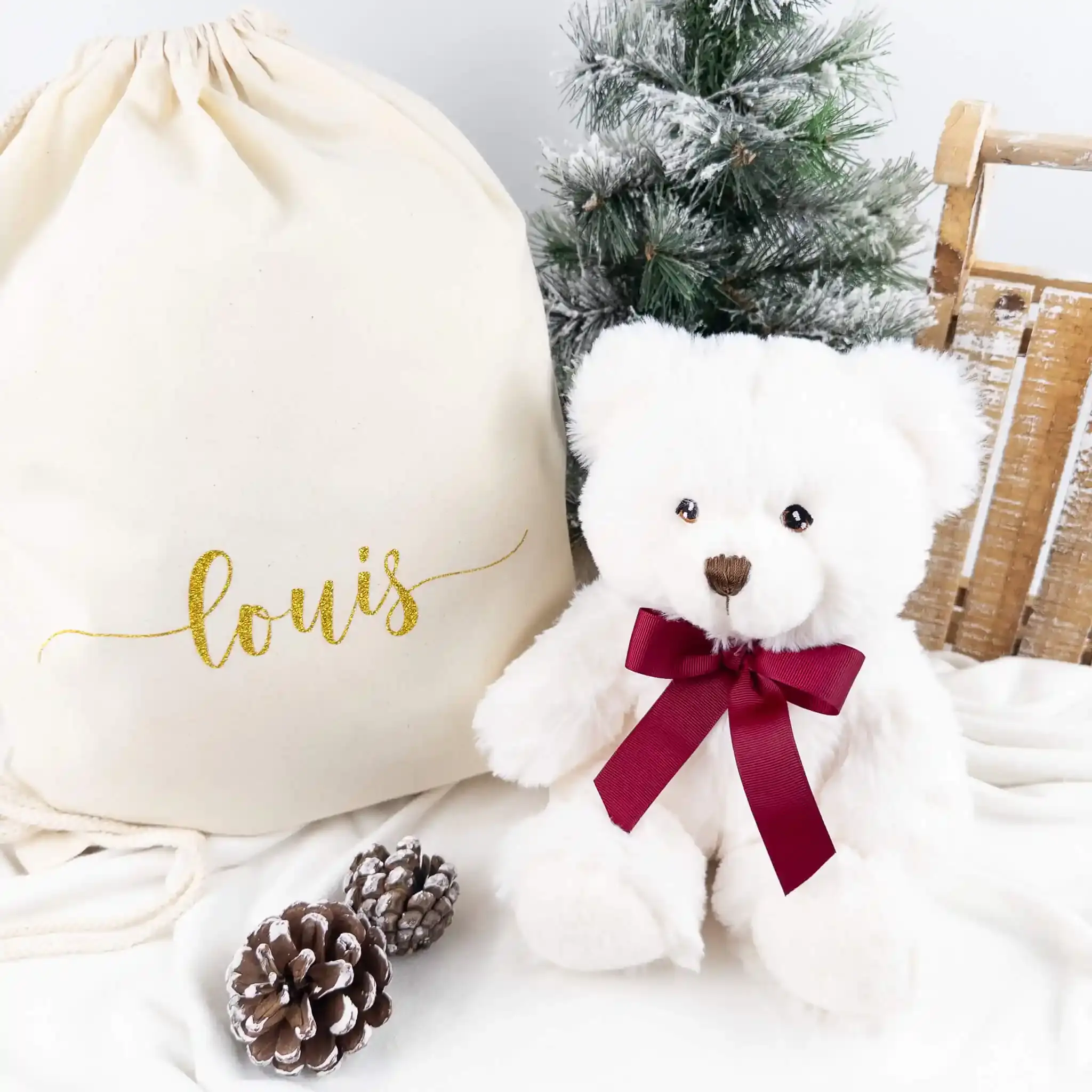 Gepersonaliseerd rugzakje met gouden letters en witte knuffelbeer met bordeaux strik