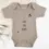 Thumbnail: Taupe romper met tekst I love you mommy en hartjes van Babygiftbox