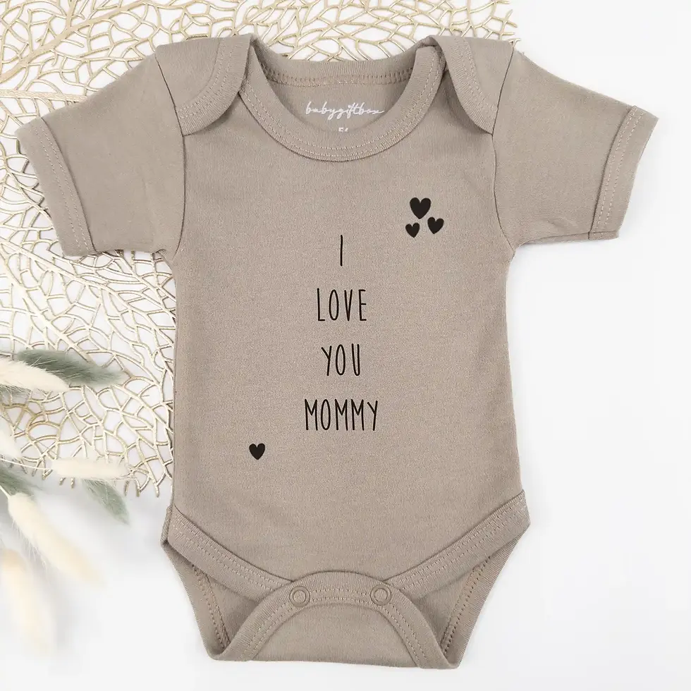 Taupe romper met tekst I love you mommy en hartjes van Babygiftbox