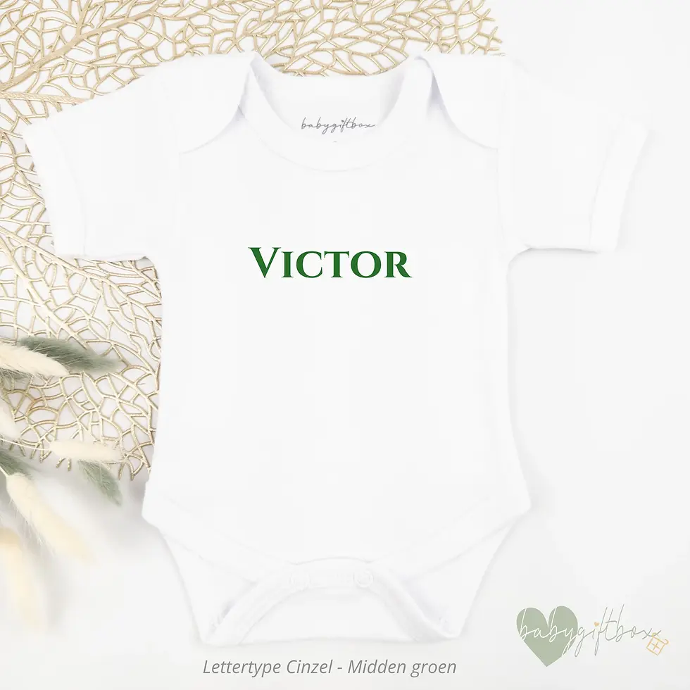 Thumbnail: Wit rompertje met naam van Babygiftbox