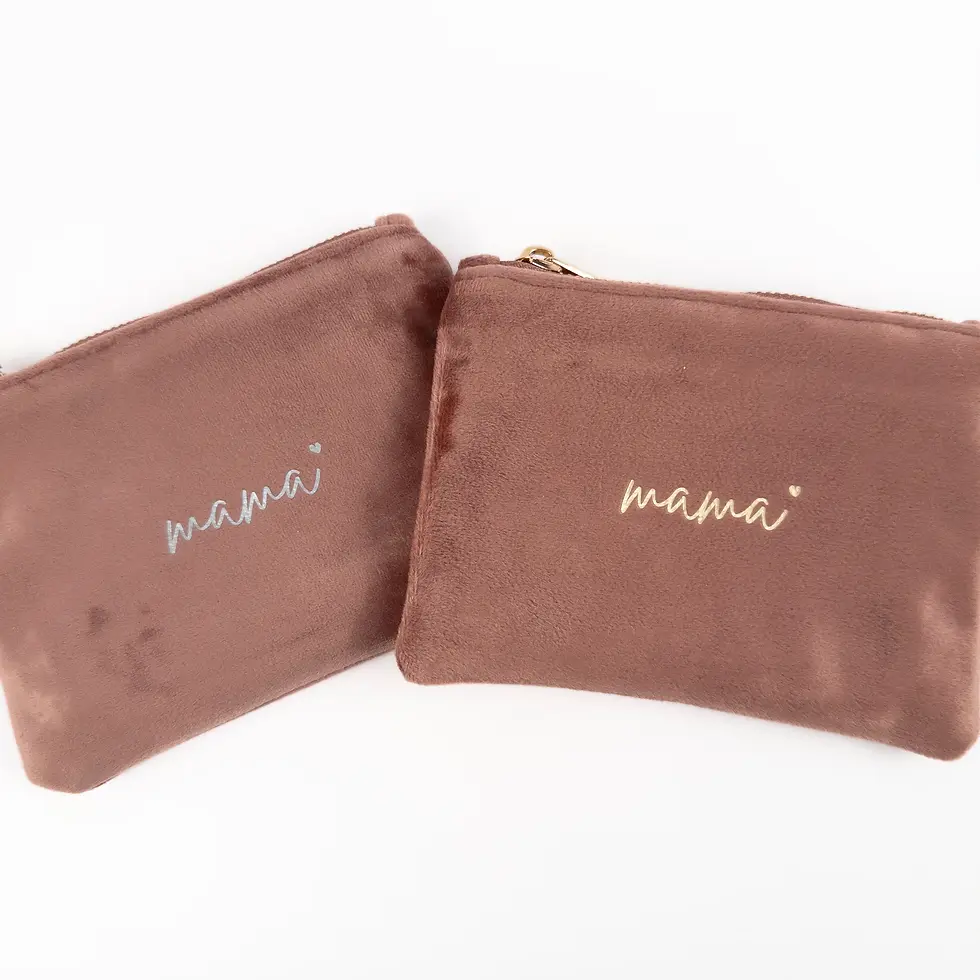 Velvet accessoire tasje met opdruk 'mama' met een klein hartje erbij, in de kleur oud roze