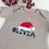 Thumbnail: Taupe romper baby met kerstmuts en naam in feestelijk lettertype