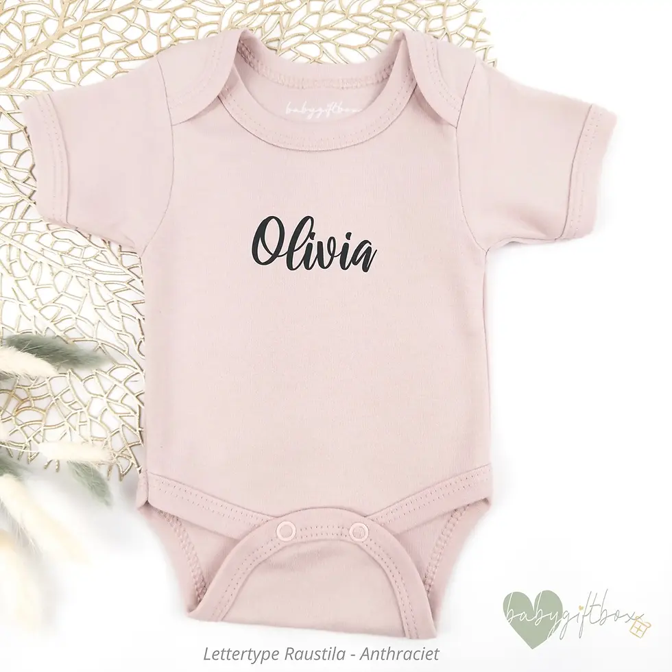 Thumbnail: Roze romper met naam van Babygiftbox