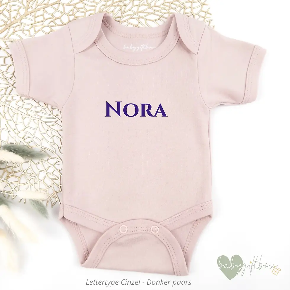 Thumbnail: Roze romper met naam van Babygiftbox