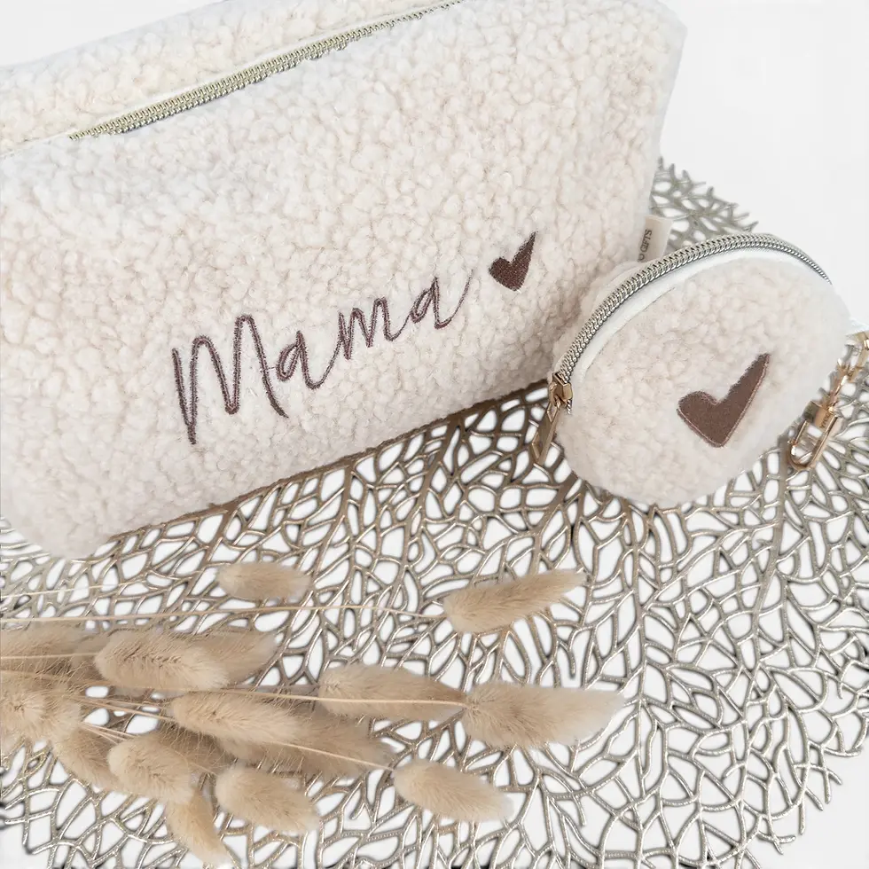 Beige toilettas met tekst 'mama' en een geldbeugel in teddy stof met een geborduurd bruin hartje
