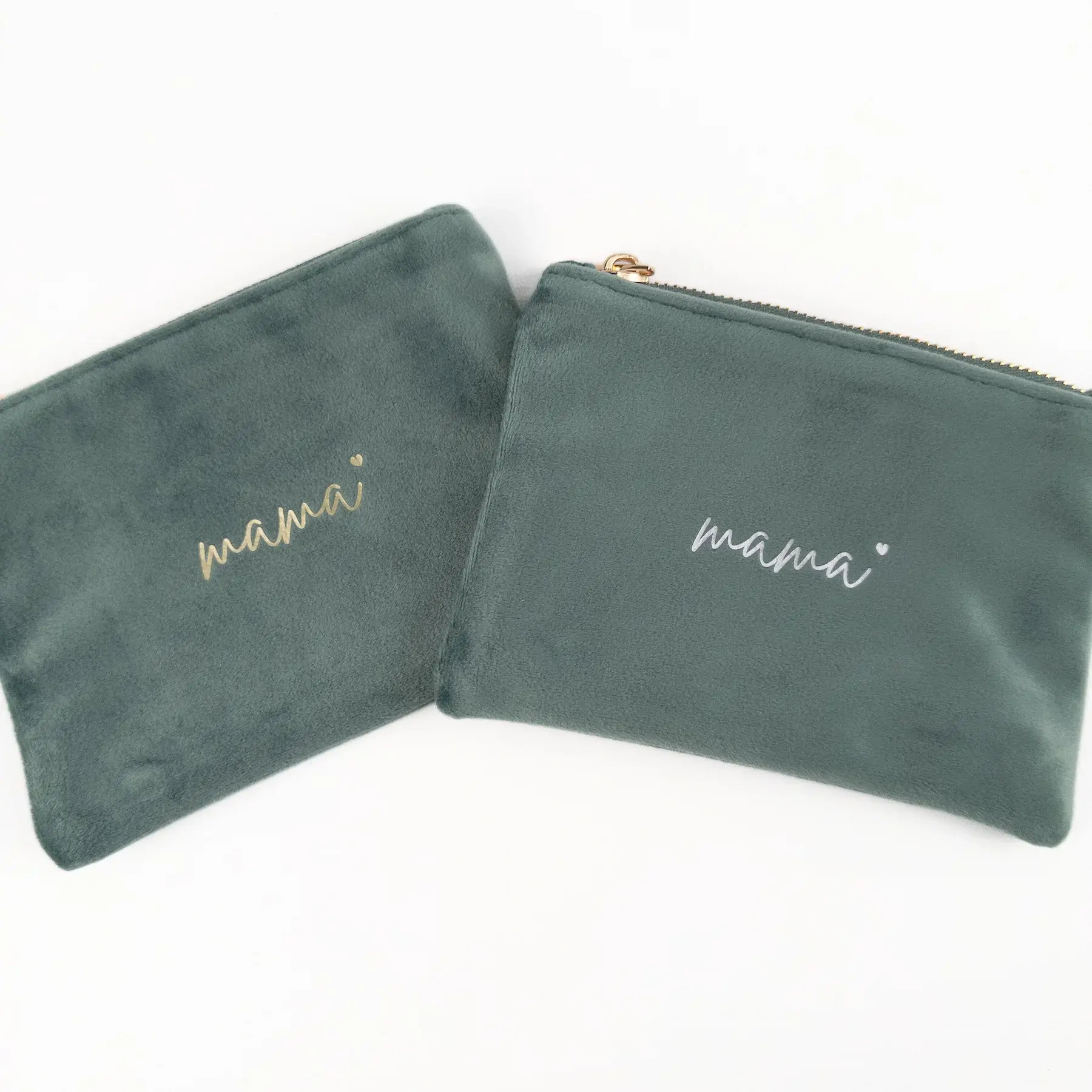 Velvet accessoiretasje met opdruk 'mama' in jade green