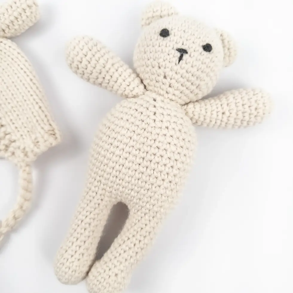 Thumbnail: Beige gebreid beertje met zwartje oogjes