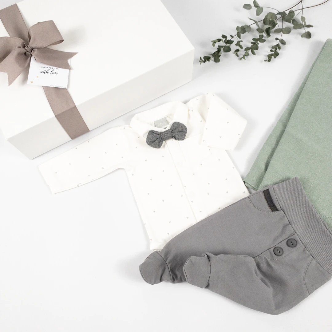 Giftbox voor baby's met een kledingsetje met strikje